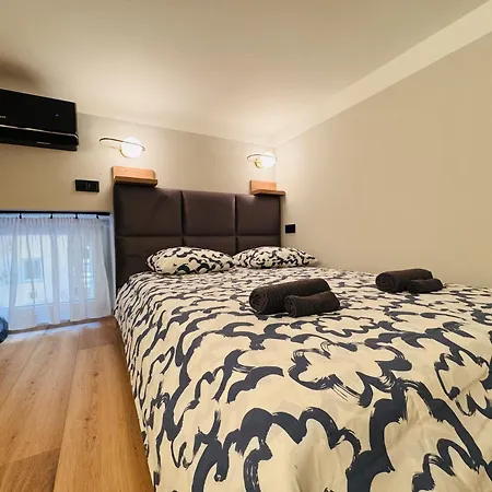 G15 Centre Stylish Flat דירה *