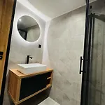 G15 Centre Stylish Flat דירה *
